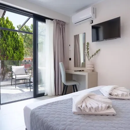 アパート Ristanis Potami Mare Beachfront Retreat ポロス