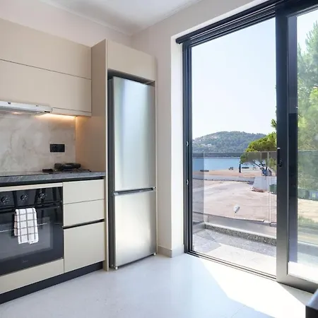 アパート Ristanis Potami Mare Beachfront Retreat ポロス