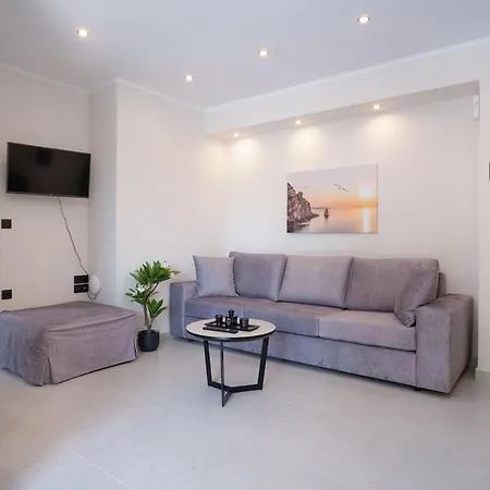 アパート Ristanis Potami Mare Beachfront Retreat ポロス